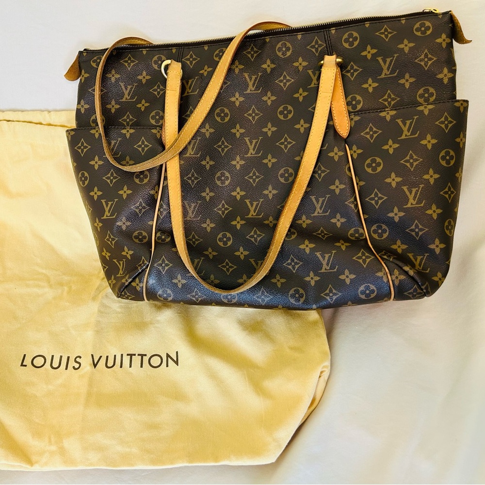 Louis Vuitton Totally MM, zipped tote, alternative to carryall and neverfull.